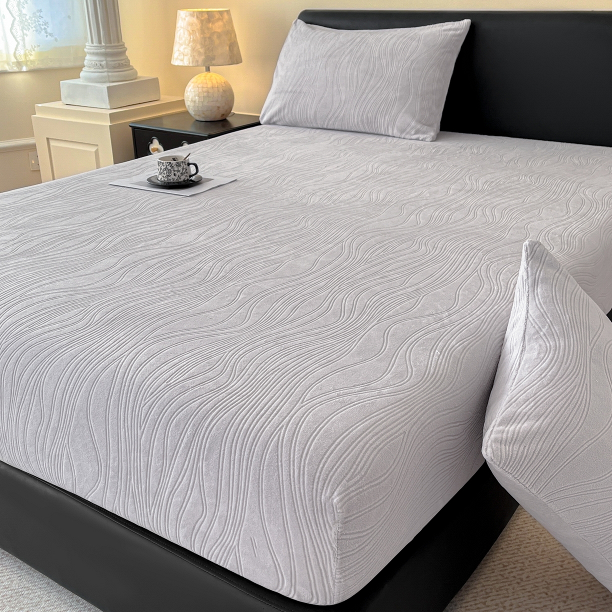 91家纺网 家纺一手货源 找家纺 酱子 2025新款烂花牛奶绒床笠 烂花床笠-米灰