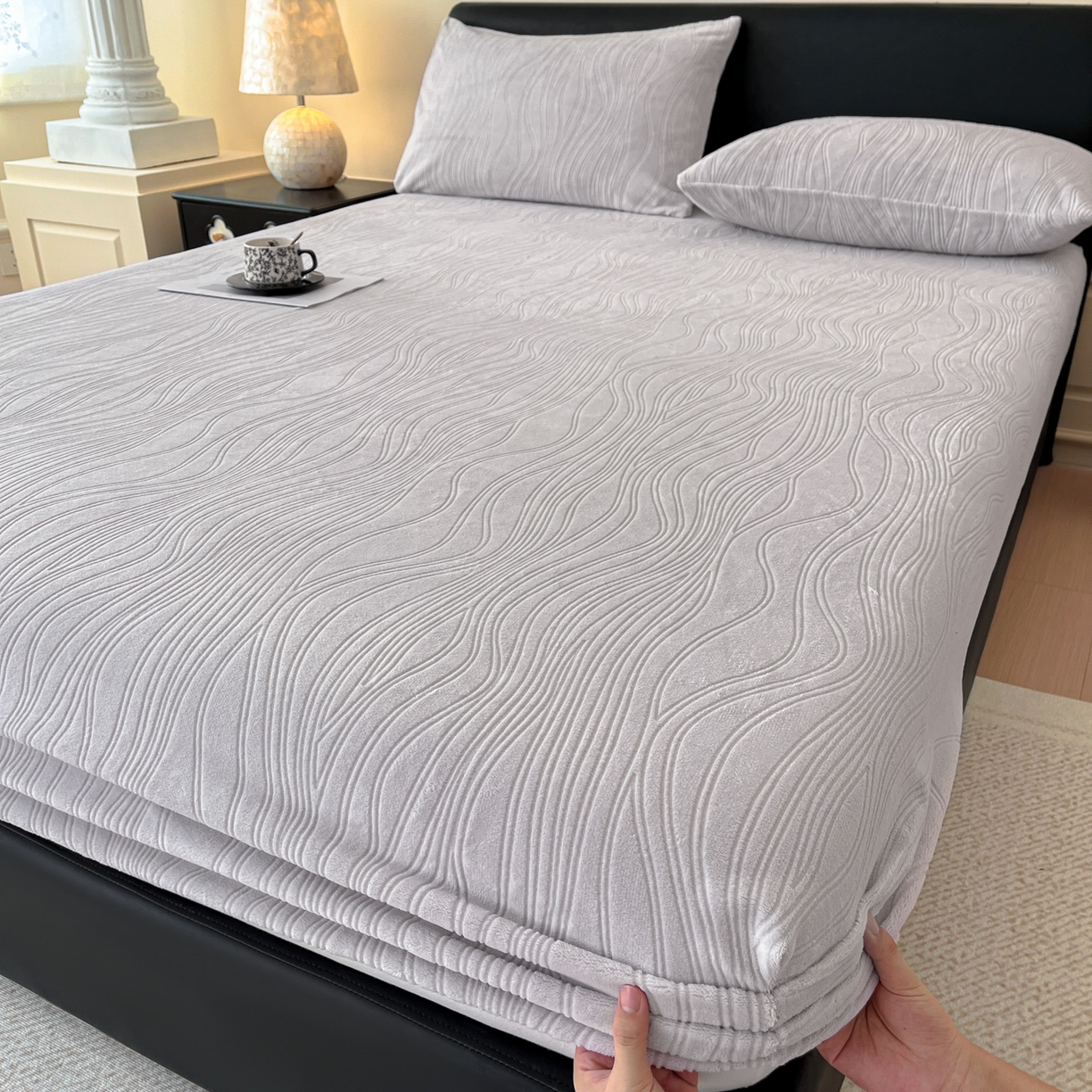 91家纺网 家纺一手货源 找家纺 酱子 2025新款烂花牛奶绒床笠 烂花床笠-米灰