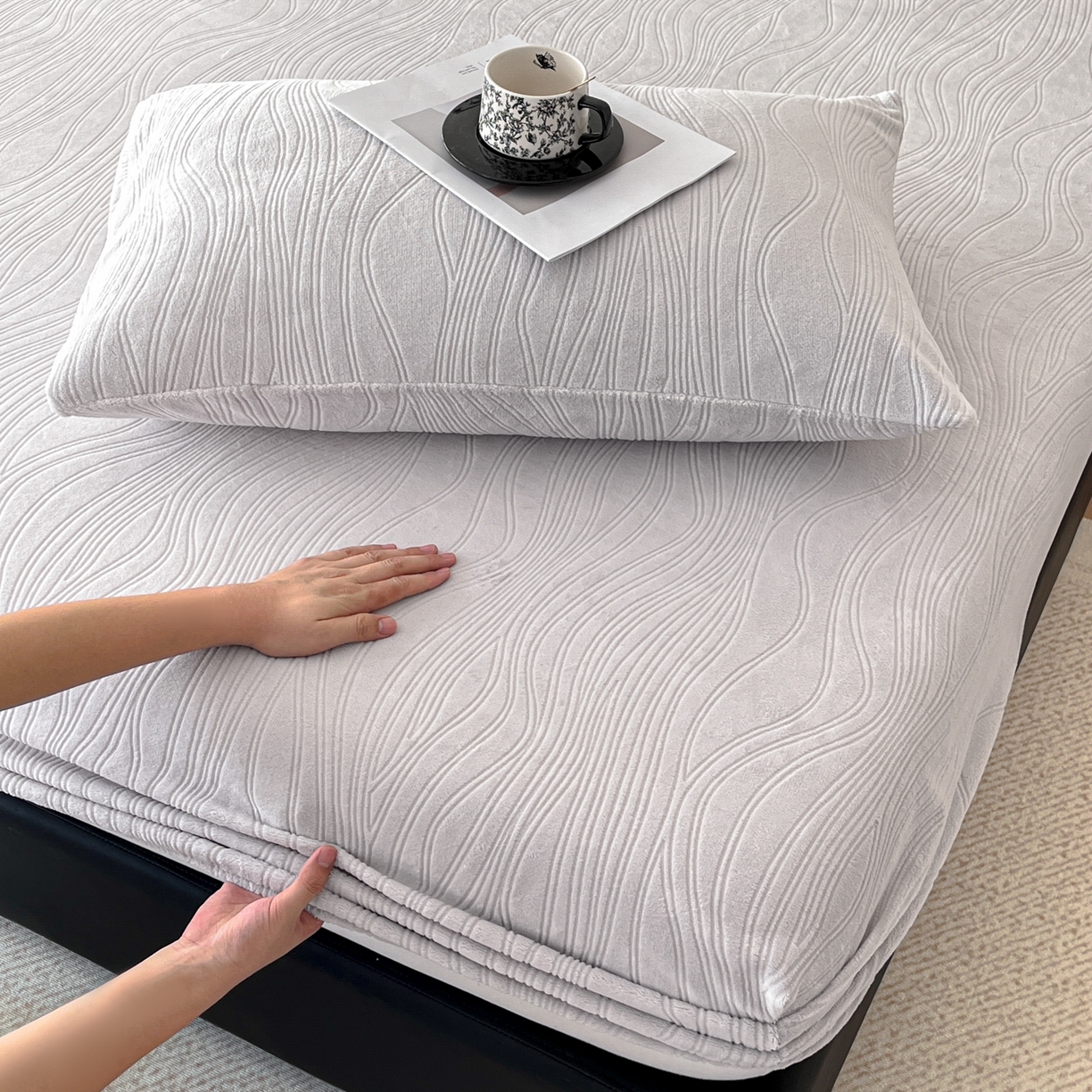 91家纺网 家纺一手货源 找家纺 酱子 2025新款烂花牛奶绒床笠 烂花床笠-米灰