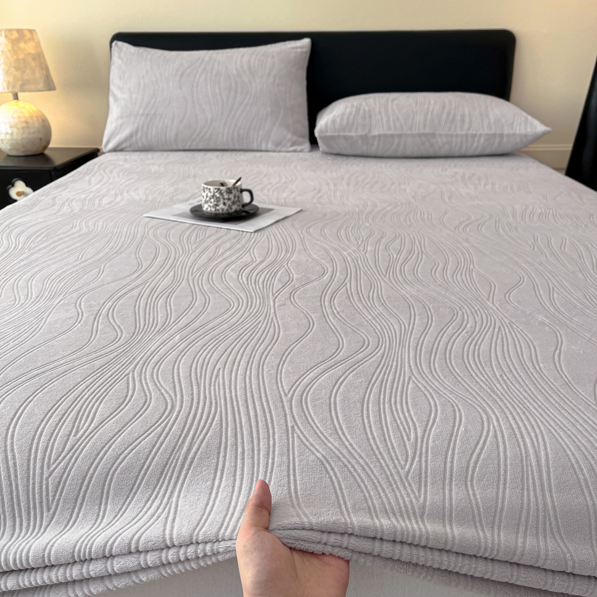 91家纺网 家纺一手货源 找家纺 酱子 2025新款烂花牛奶绒床笠 烂花床笠-米灰