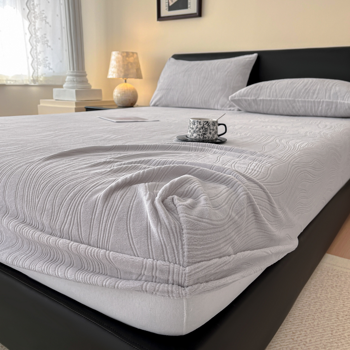 91家纺网 家纺一手货源 找家纺 酱子 2025新款烂花牛奶绒床笠 烂花床笠-米灰