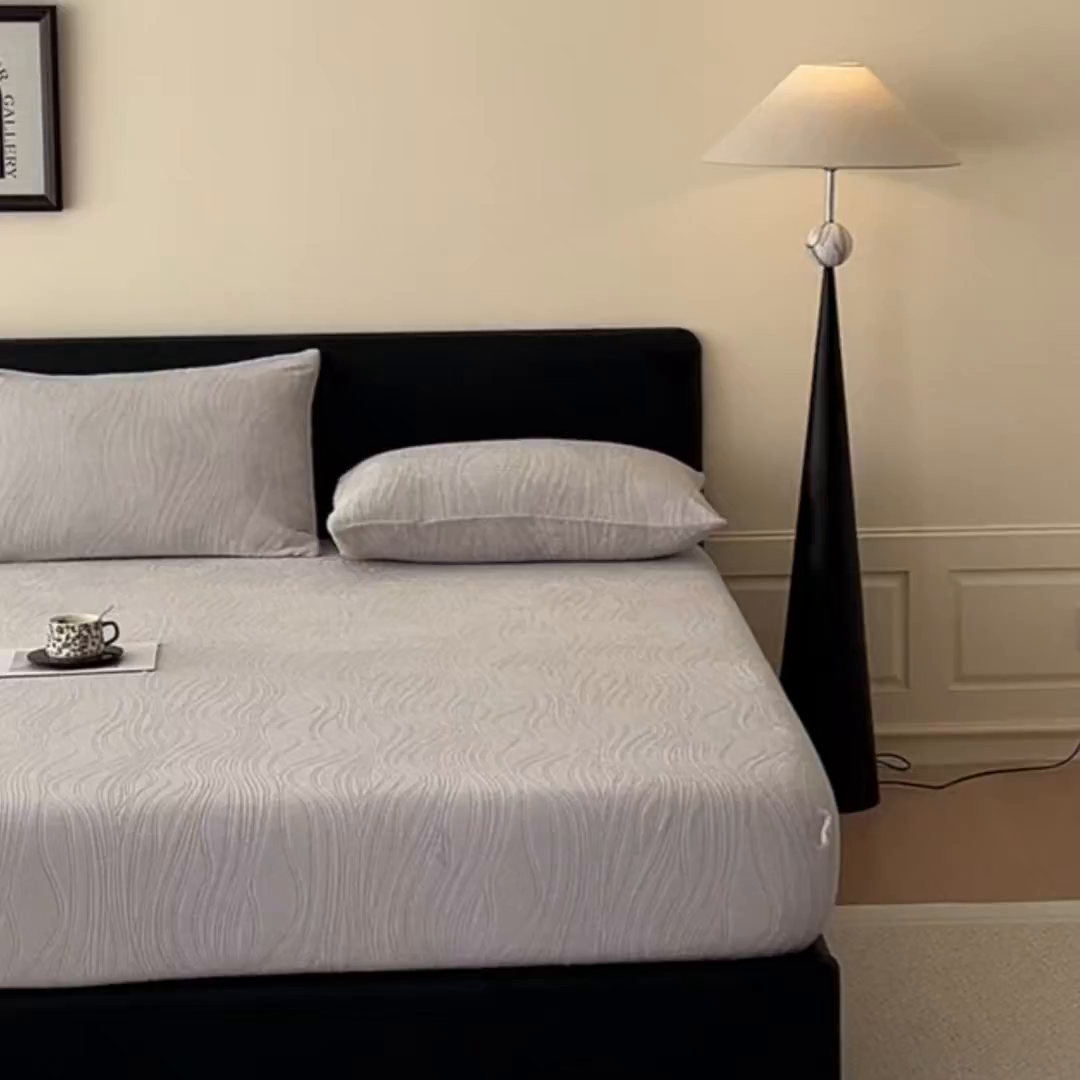 91家纺网 家纺一手货源 找家纺 酱子 2025新款烂花牛奶绒床笠 烂花床笠-米灰