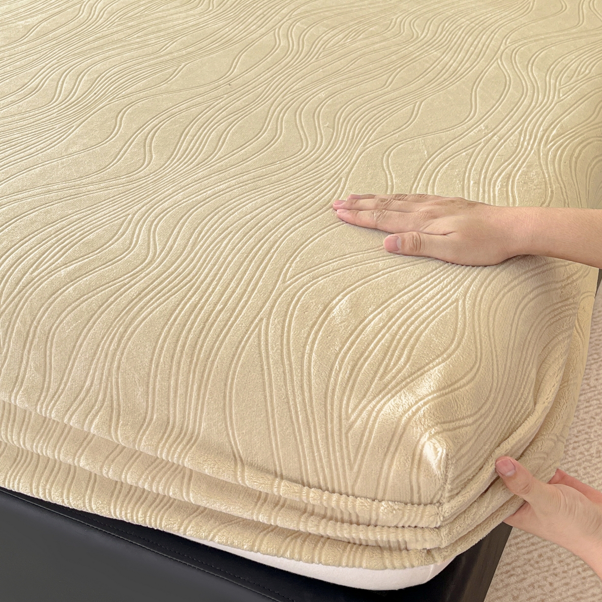 91家纺网 家纺一手货源 找家纺 酱子 2025新款烂花牛奶绒床笠 烂花床笠-米杏