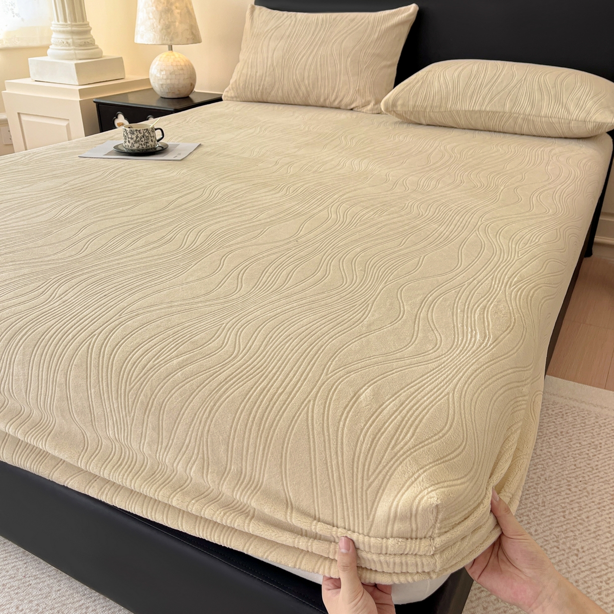 91家纺网 家纺一手货源 找家纺 酱子 2025新款烂花牛奶绒床笠 烂花床笠-米杏