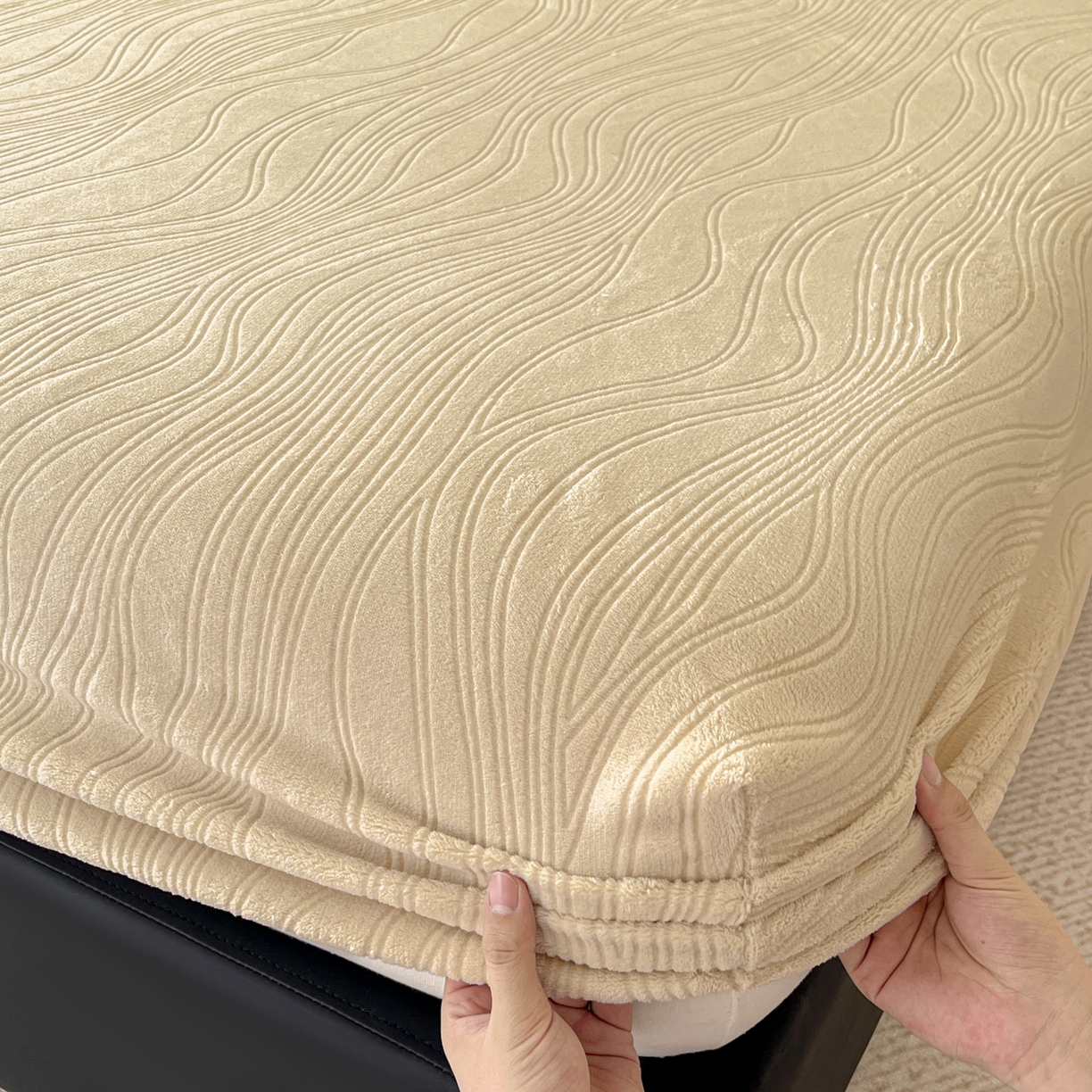 91家纺网 家纺一手货源 找家纺 酱子 2025新款烂花牛奶绒床笠 烂花床笠-米杏