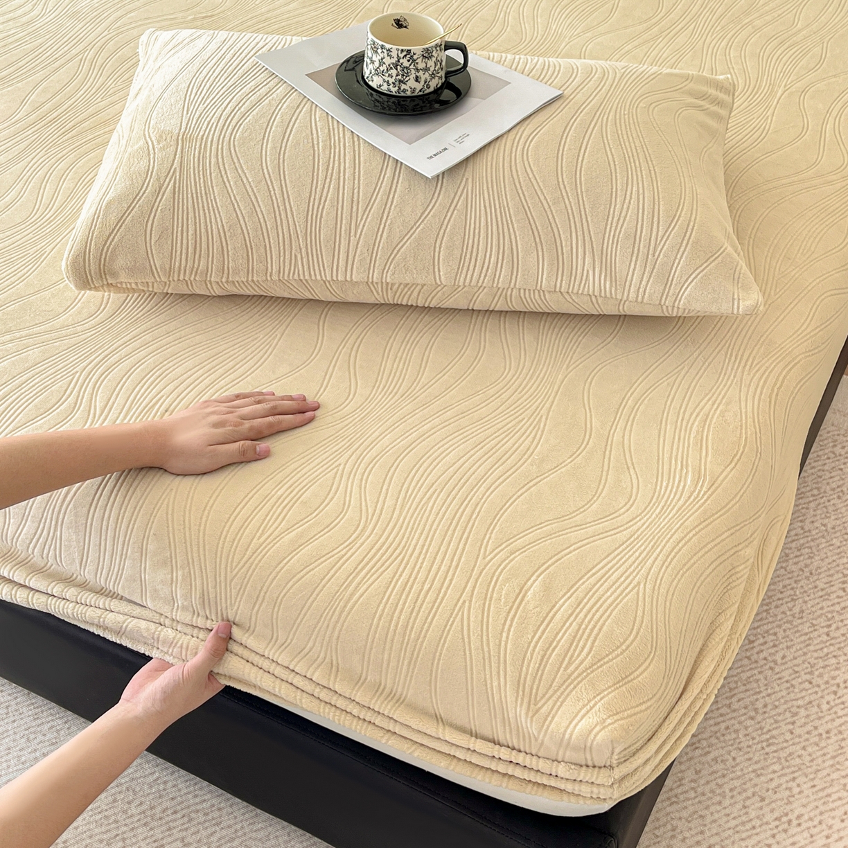 91家纺网 家纺一手货源 找家纺 酱子 2025新款烂花牛奶绒床笠 烂花床笠-米杏