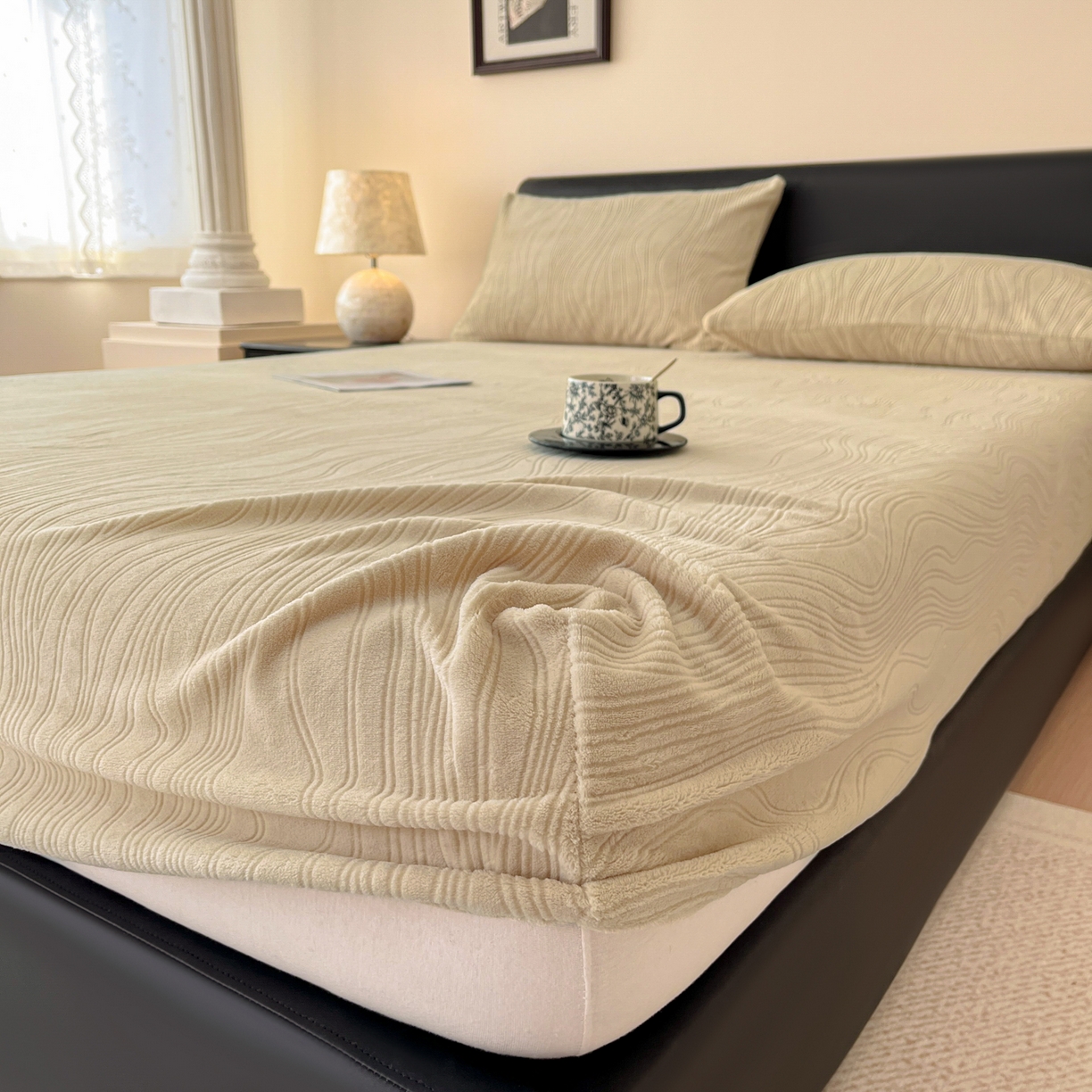 91家纺网 家纺一手货源 找家纺 酱子 2025新款烂花牛奶绒床笠 烂花床笠-米杏