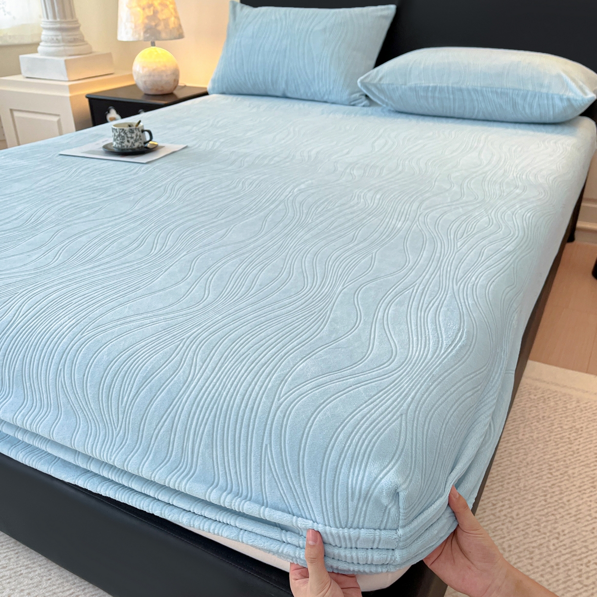 91家纺网 家纺一手货源 找家纺 酱子 2025新款烂花牛奶绒床笠 烂花床笠-浅蓝