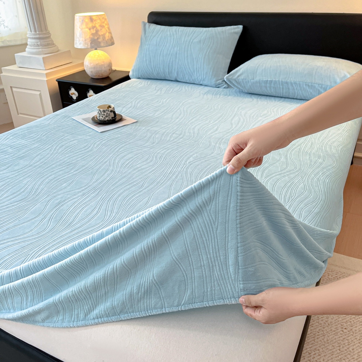 91家纺网 家纺一手货源 找家纺 酱子 2025新款烂花牛奶绒床笠 烂花床笠-浅蓝