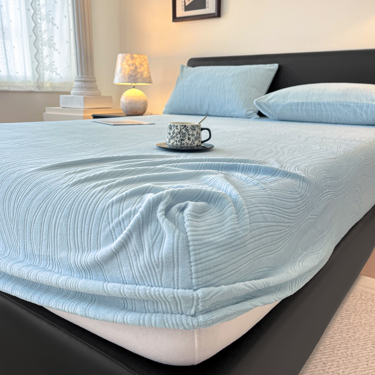 91家纺网 家纺一手货源 找家纺 酱子 2025新款烂花牛奶绒床笠 烂花床笠-浅蓝