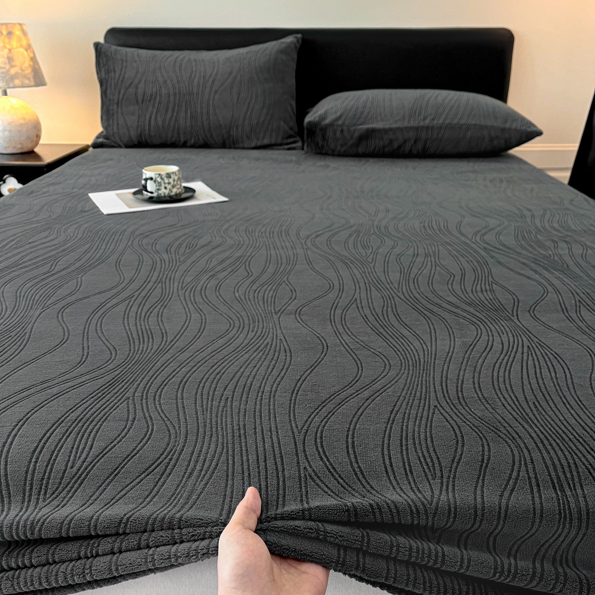 91家纺网 家纺一手货源 找家纺 酱子 2025新款烂花牛奶绒床笠 烂花床笠-深灰