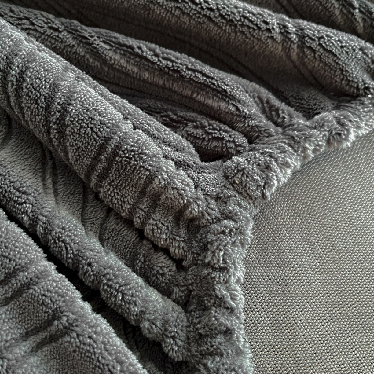 91家纺网 家纺一手货源 找家纺 酱子 2025新款烂花牛奶绒床笠 烂花床笠-深灰