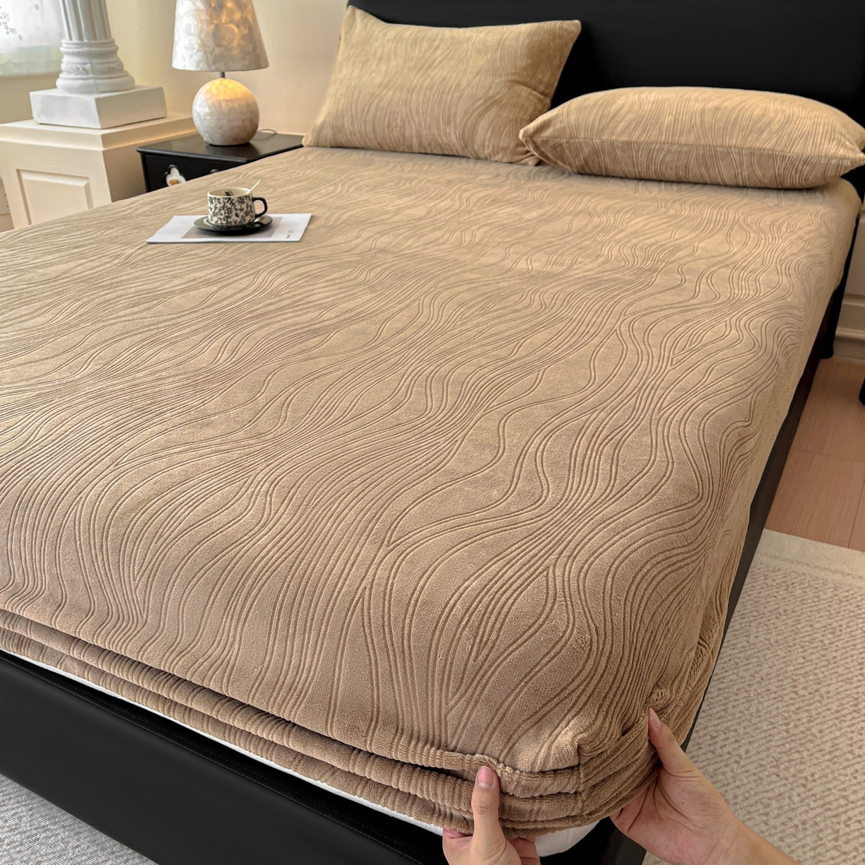 91家纺网 家纺一手货源 找家纺 酱子 2025新款烂花牛奶绒床笠 烂花床笠-深咖