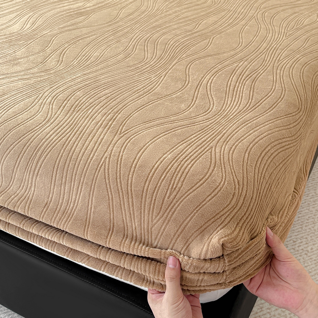 91家纺网 家纺一手货源 找家纺 酱子 2025新款烂花牛奶绒床笠 烂花床笠-深咖