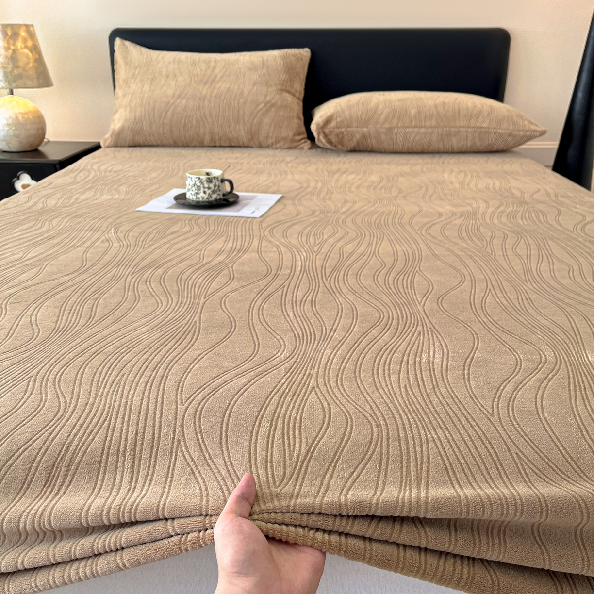 91家纺网 家纺一手货源 找家纺 酱子 2025新款烂花牛奶绒床笠 烂花床笠-深咖