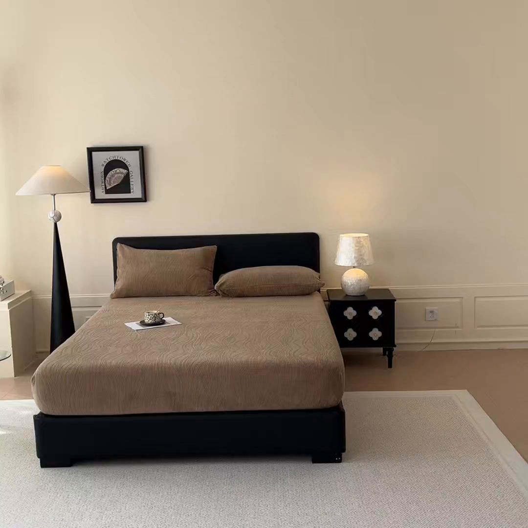 91家纺网 家纺一手货源 找家纺 酱子 2025新款烂花牛奶绒床笠 烂花床笠-深咖