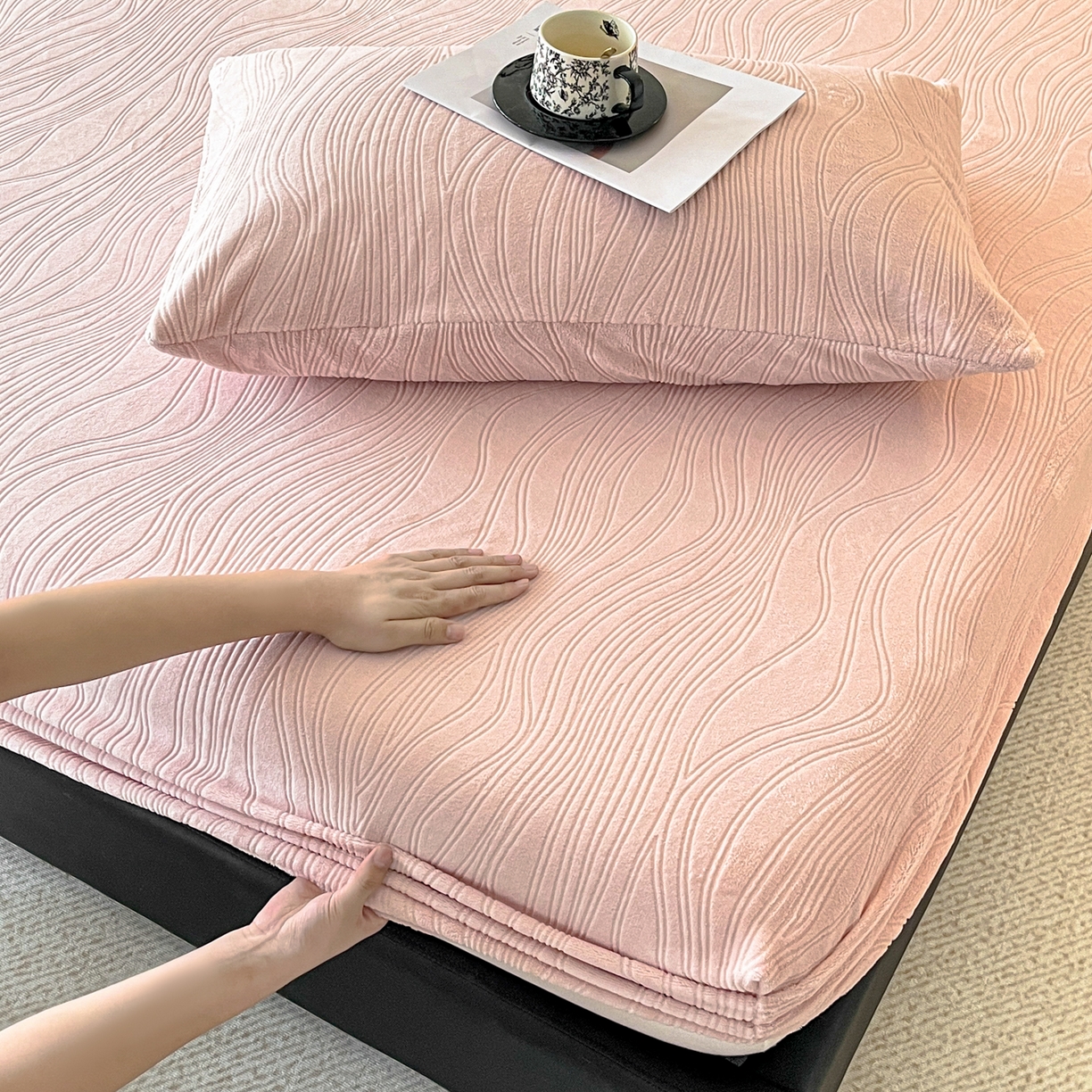 91家纺网 家纺一手货源 找家纺 酱子 2025新款烂花牛奶绒床笠 烂花床笠-桃粉