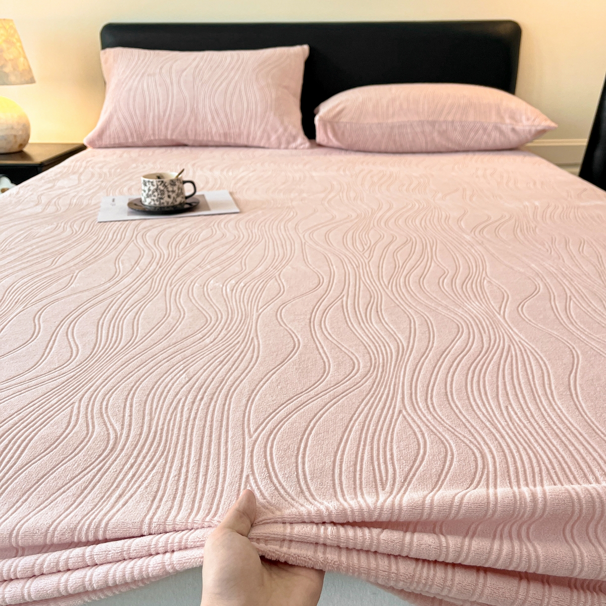 91家纺网 家纺一手货源 找家纺 酱子 2025新款烂花牛奶绒床笠 烂花床笠-桃粉