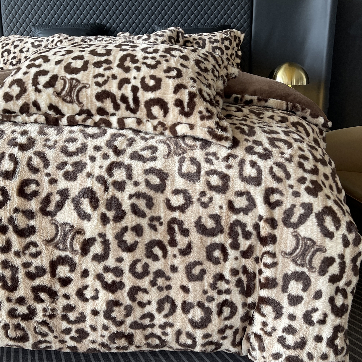 91家纺网 家纺一手货源 找家纺 莱豫家纺 2025新款秋冬加厚皮草级兔绒加牛奶绒四件套 豹纹