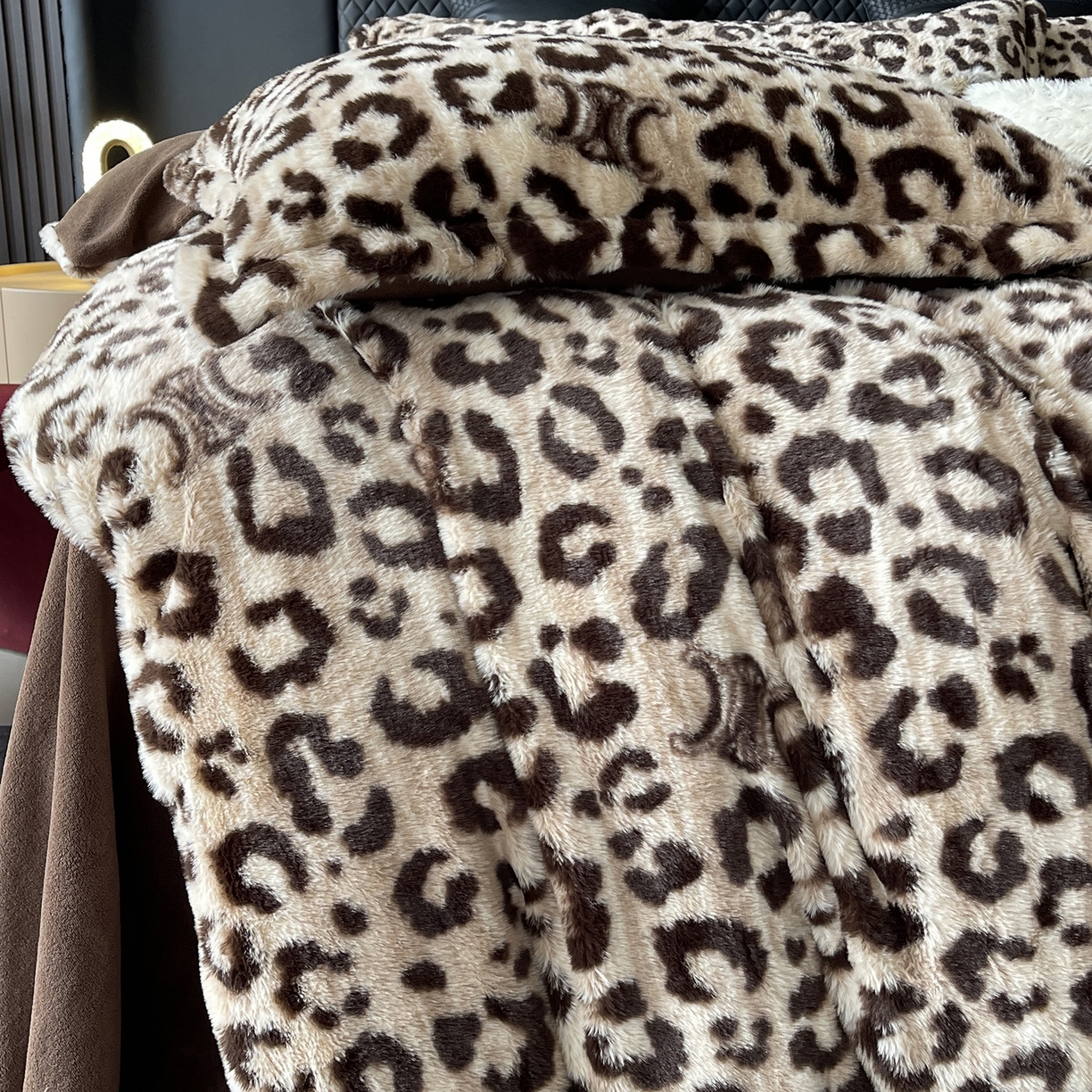 91家纺网 家纺一手货源 找家纺 莱豫家纺 2025新款秋冬加厚皮草级兔绒加牛奶绒四件套 豹纹