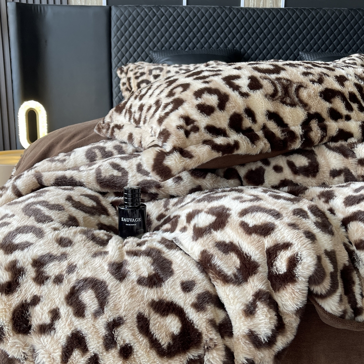 91家纺网 家纺一手货源 找家纺 莱豫家纺 2025新款秋冬加厚皮草级兔绒加牛奶绒四件套 豹纹