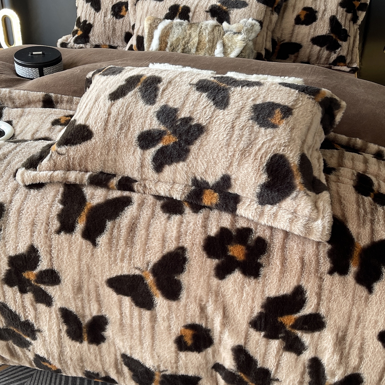 91家纺网 家纺一手货源 找家纺 莱豫家纺 2025新款秋冬加厚皮草级兔绒加牛奶绒四件套 蹀愫