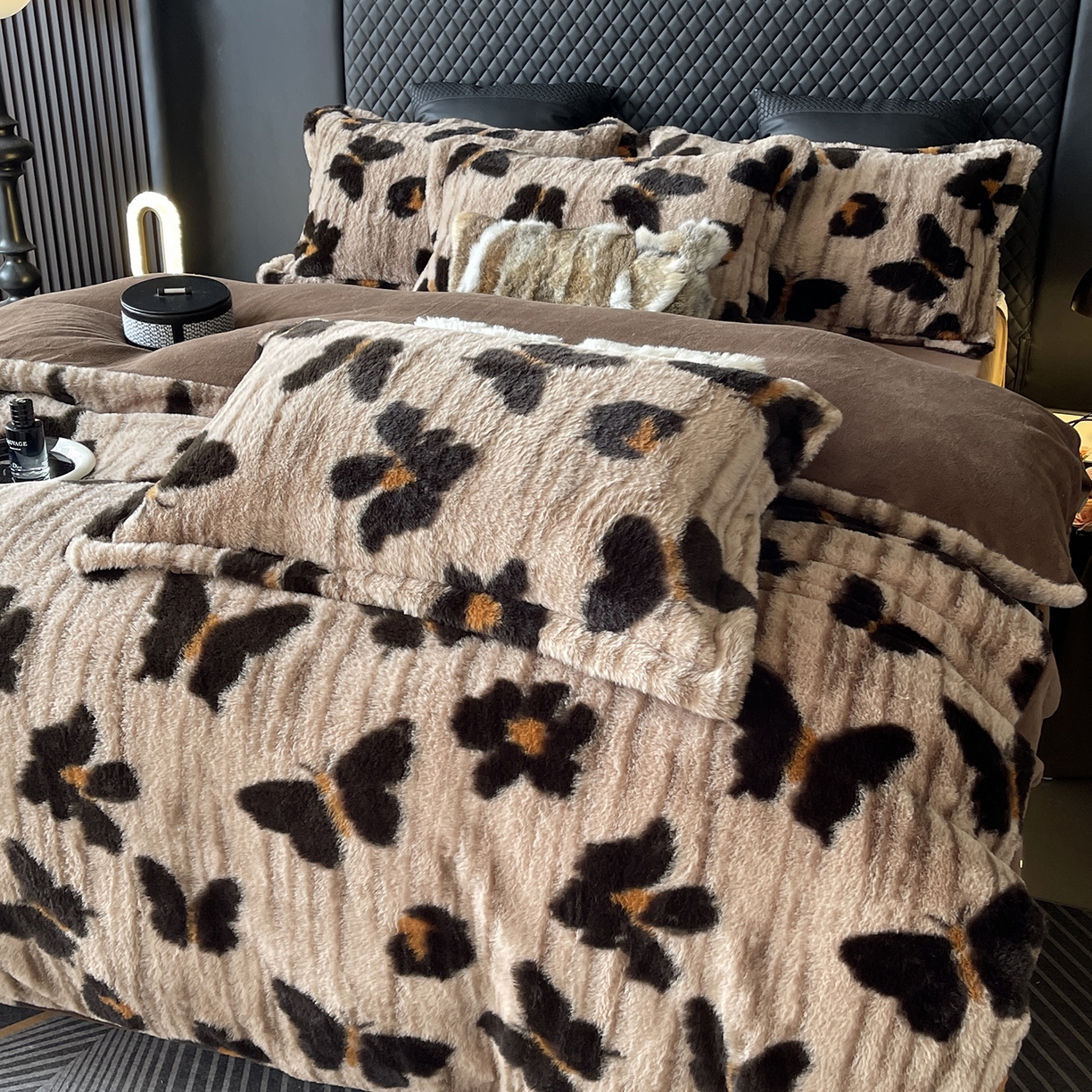 91家纺网 家纺一手货源 找家纺 莱豫家纺 2025新款秋冬加厚皮草级兔绒加牛奶绒四件套 蹀愫