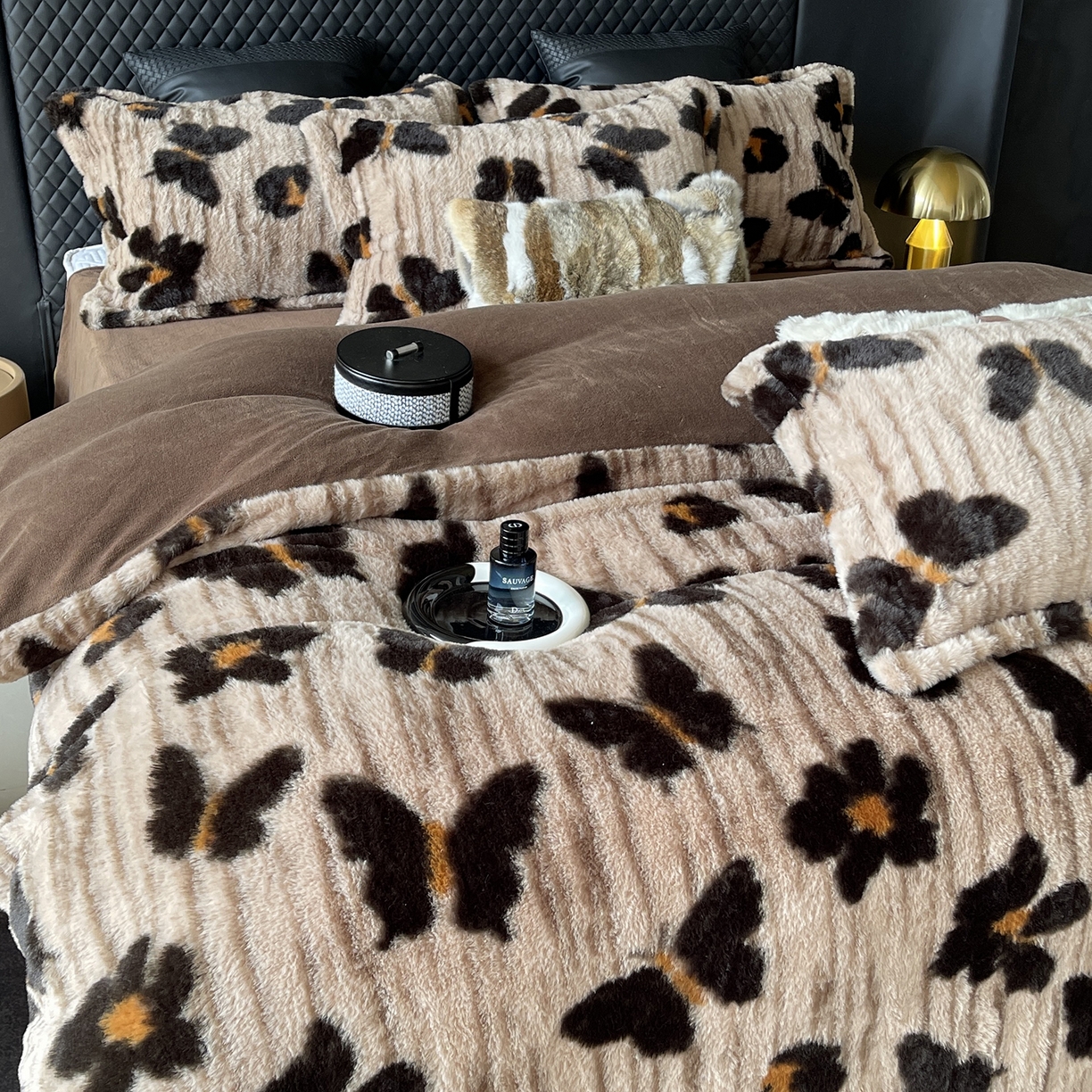 91家纺网 家纺一手货源 找家纺 莱豫家纺 2025新款秋冬加厚皮草级兔绒加牛奶绒四件套 蹀愫