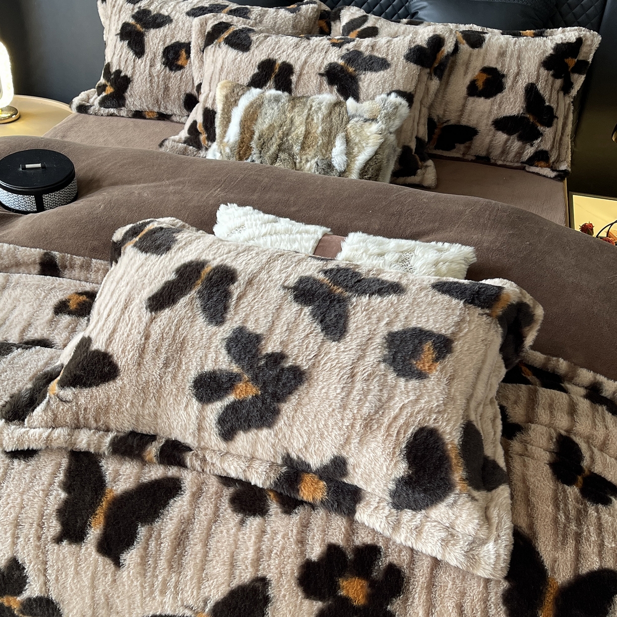 91家纺网 家纺一手货源 找家纺 莱豫家纺 2025新款秋冬加厚皮草级兔绒加牛奶绒四件套 蹀愫