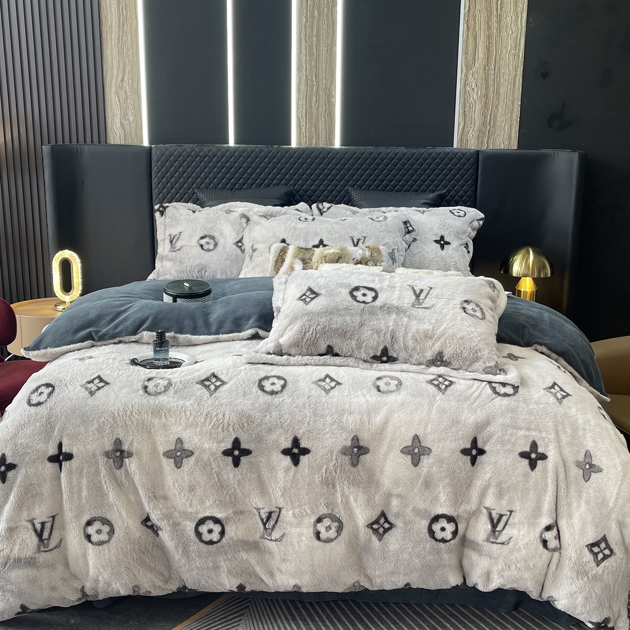 91家纺网 家纺一手货源 找家纺 莱豫家纺 2025新款秋冬加厚皮草级兔绒加牛奶绒四件套 路易灰