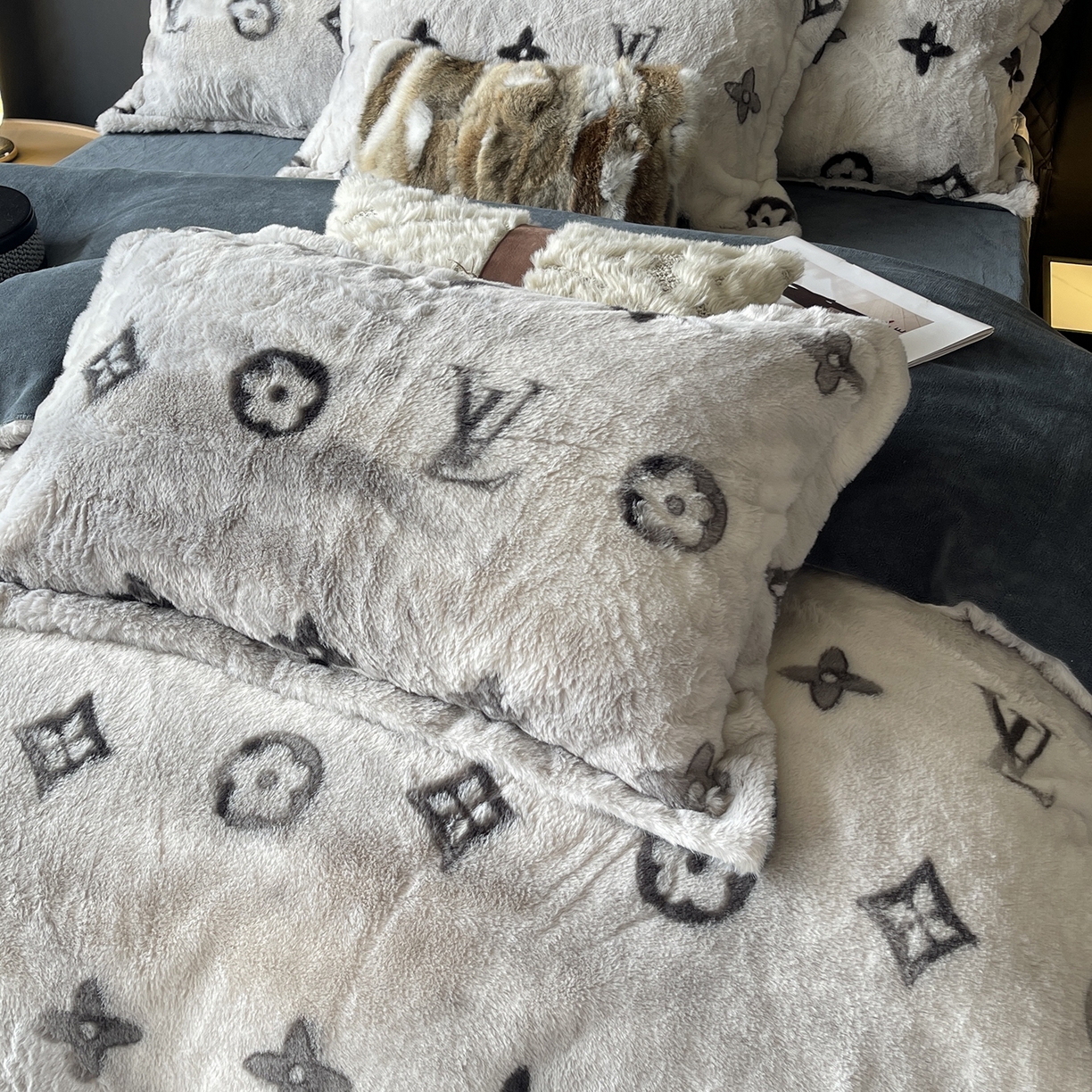 91家纺网 家纺一手货源 找家纺 莱豫家纺 2025新款秋冬加厚皮草级兔绒加牛奶绒四件套 路易灰