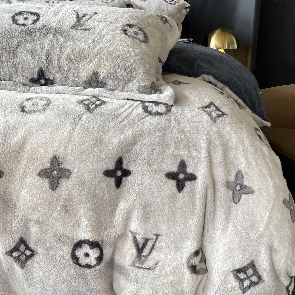 91家纺网 家纺一手货源 找家纺 莱豫家纺 2025新款秋冬加厚皮草级兔绒加牛奶绒四件套 路易灰