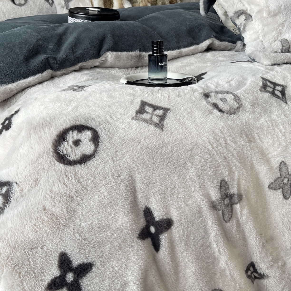 91家纺网 家纺一手货源 找家纺 莱豫家纺 2025新款秋冬加厚皮草级兔绒加牛奶绒四件套 路易灰