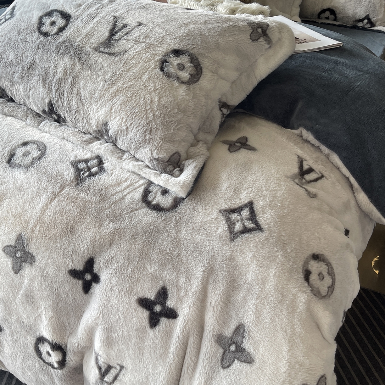 91家纺网 家纺一手货源 找家纺 莱豫家纺 2025新款秋冬加厚皮草级兔绒加牛奶绒四件套 路易灰