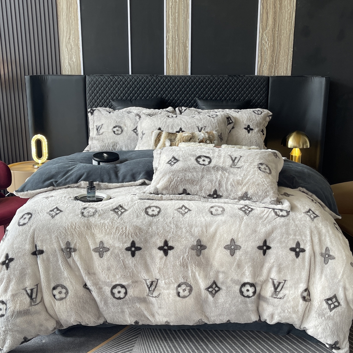 91家纺网 家纺一手货源 找家纺 莱豫家纺 2025新款秋冬加厚皮草级兔绒加牛奶绒四件套 路易灰