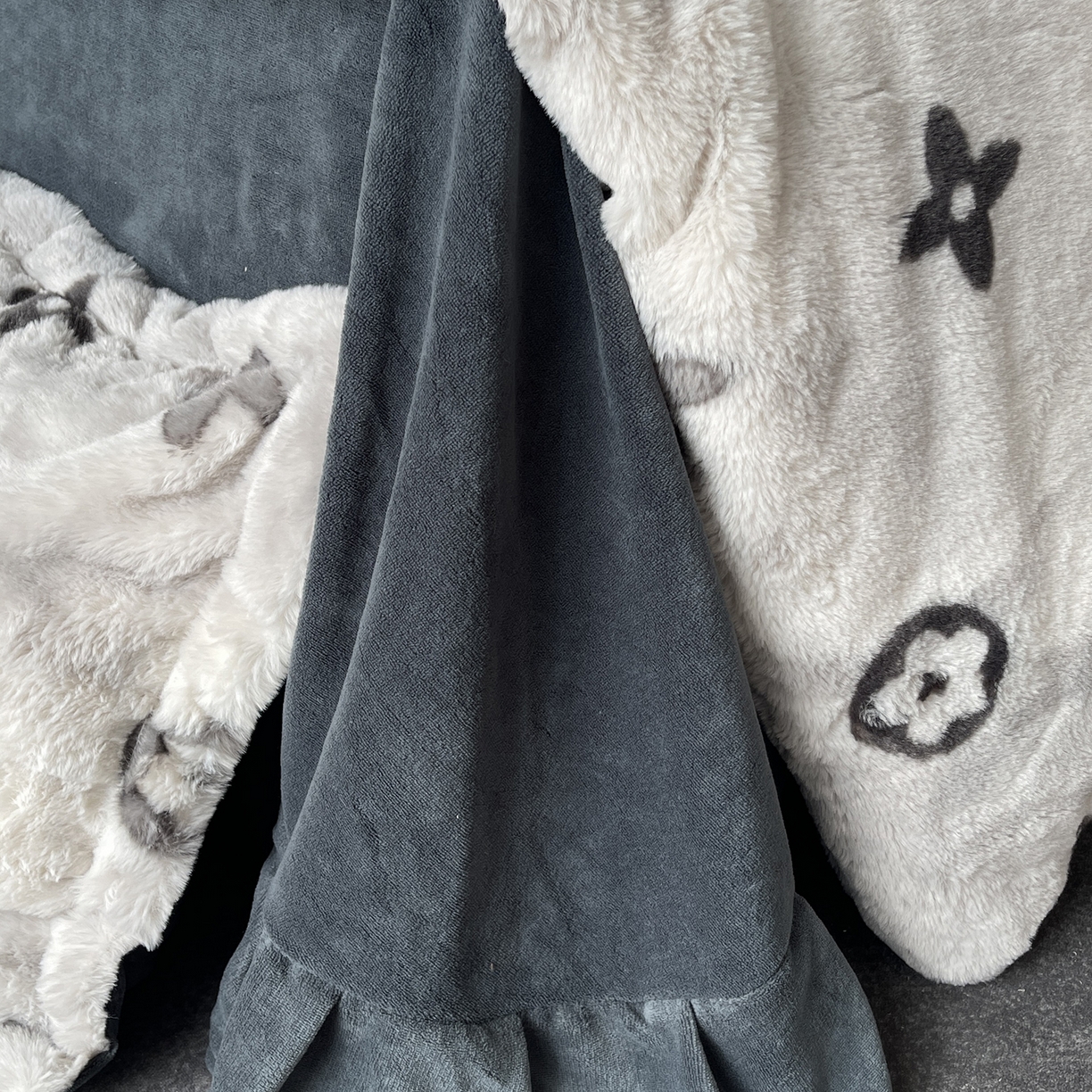 91家纺网 家纺一手货源 找家纺 莱豫家纺 2025新款秋冬加厚皮草级兔绒加牛奶绒四件套 路易灰