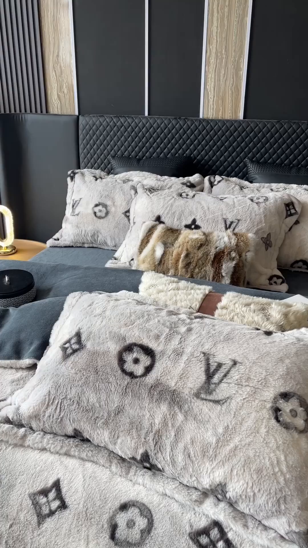 91家纺网 家纺一手货源 找家纺 莱豫家纺 2025新款秋冬加厚皮草级兔绒加牛奶绒四件套 路易灰