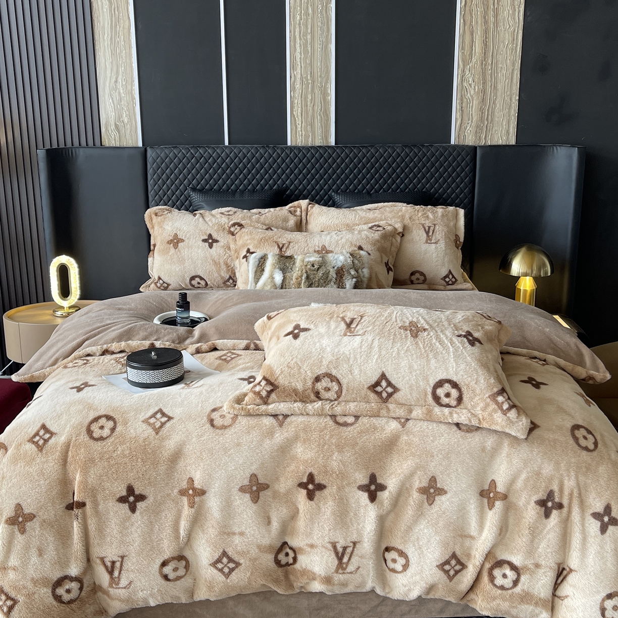 91家纺网 家纺一手货源 找家纺 莱豫家纺 2025新款秋冬加厚皮草级兔绒加牛奶绒四件套 路易咖