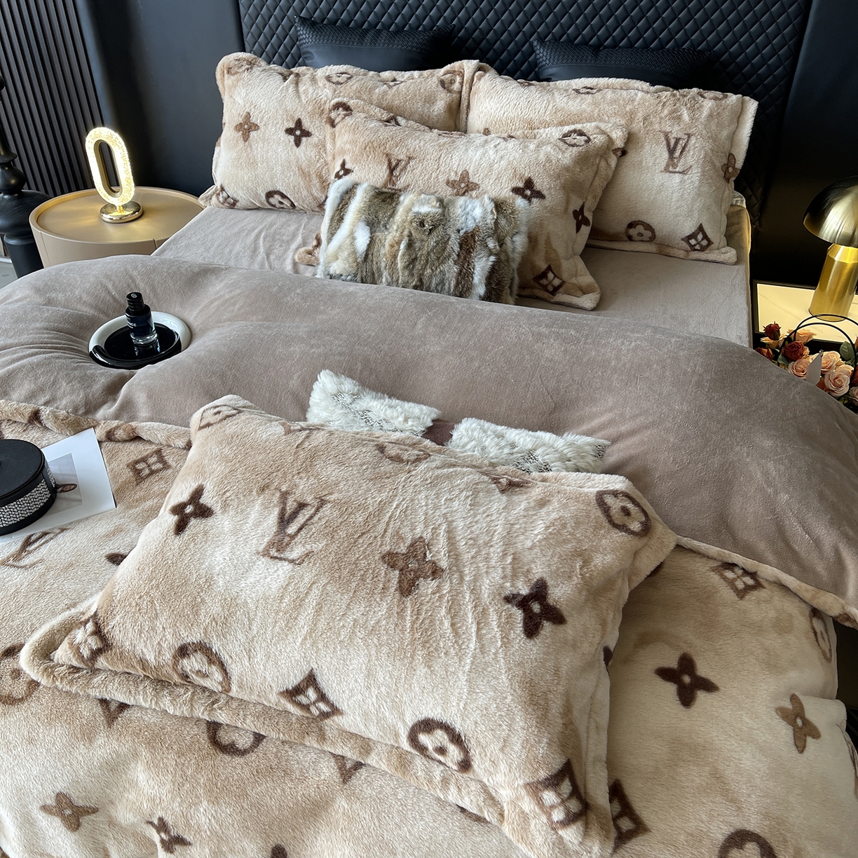 91家纺网 家纺一手货源 找家纺 莱豫家纺 2025新款秋冬加厚皮草级兔绒加牛奶绒四件套 路易咖