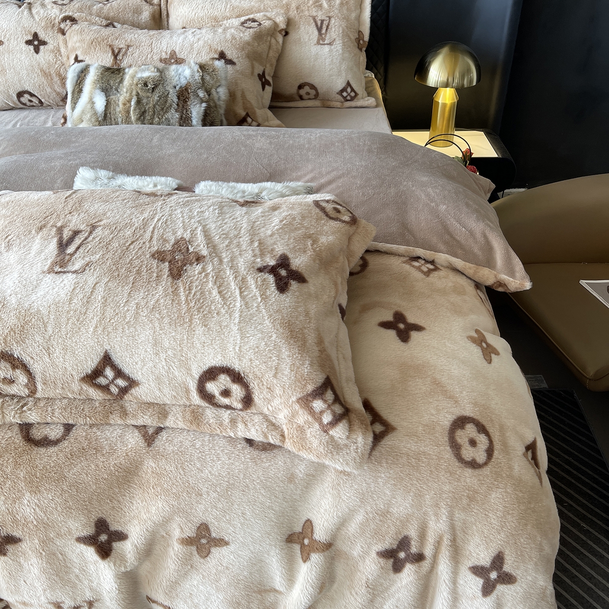 91家纺网 家纺一手货源 找家纺 莱豫家纺 2025新款秋冬加厚皮草级兔绒加牛奶绒四件套 路易咖