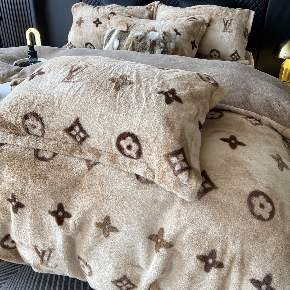 91家纺网 家纺一手货源 找家纺 莱豫家纺 2025新款秋冬加厚皮草级兔绒加牛奶绒四件套 路易咖