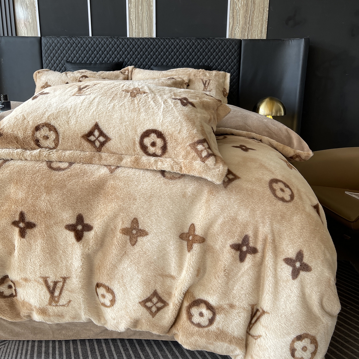 91家纺网 家纺一手货源 找家纺 莱豫家纺 2025新款秋冬加厚皮草级兔绒加牛奶绒四件套 路易咖