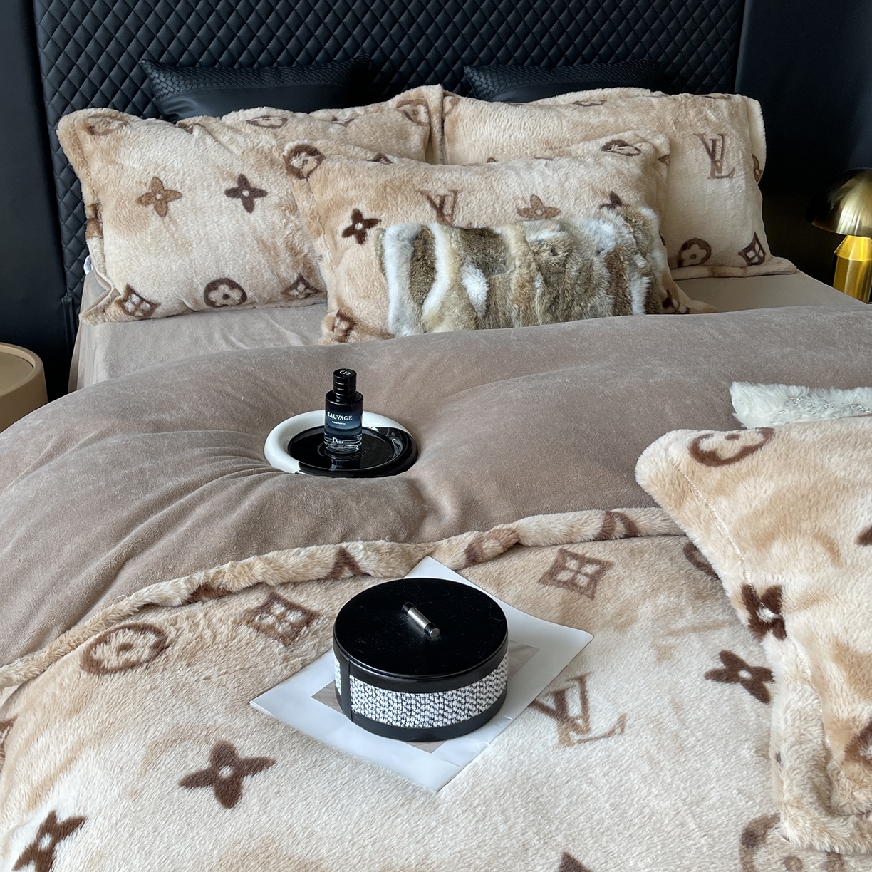 91家纺网 家纺一手货源 找家纺 莱豫家纺 2025新款秋冬加厚皮草级兔绒加牛奶绒四件套 路易咖