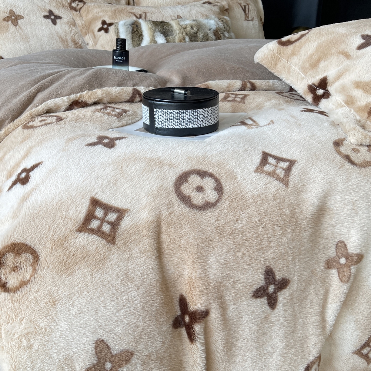 91家纺网 家纺一手货源 找家纺 莱豫家纺 2025新款秋冬加厚皮草级兔绒加牛奶绒四件套 路易咖