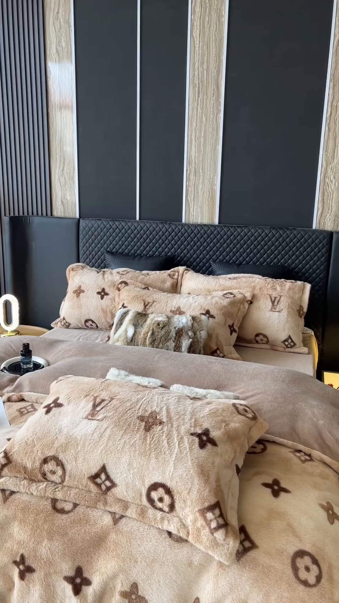 91家纺网 家纺一手货源 找家纺 莱豫家纺 2025新款秋冬加厚皮草级兔绒加牛奶绒四件套 路易咖