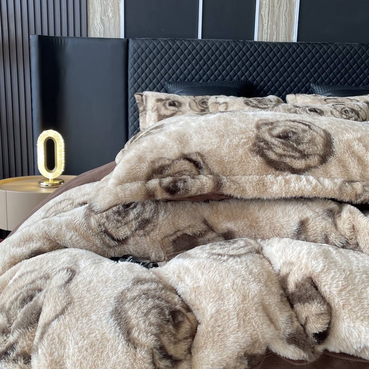 91家纺网 家纺一手货源 找家纺 莱豫家纺 2025新款秋冬加厚皮草级兔绒加牛奶绒四件套 玫瑰