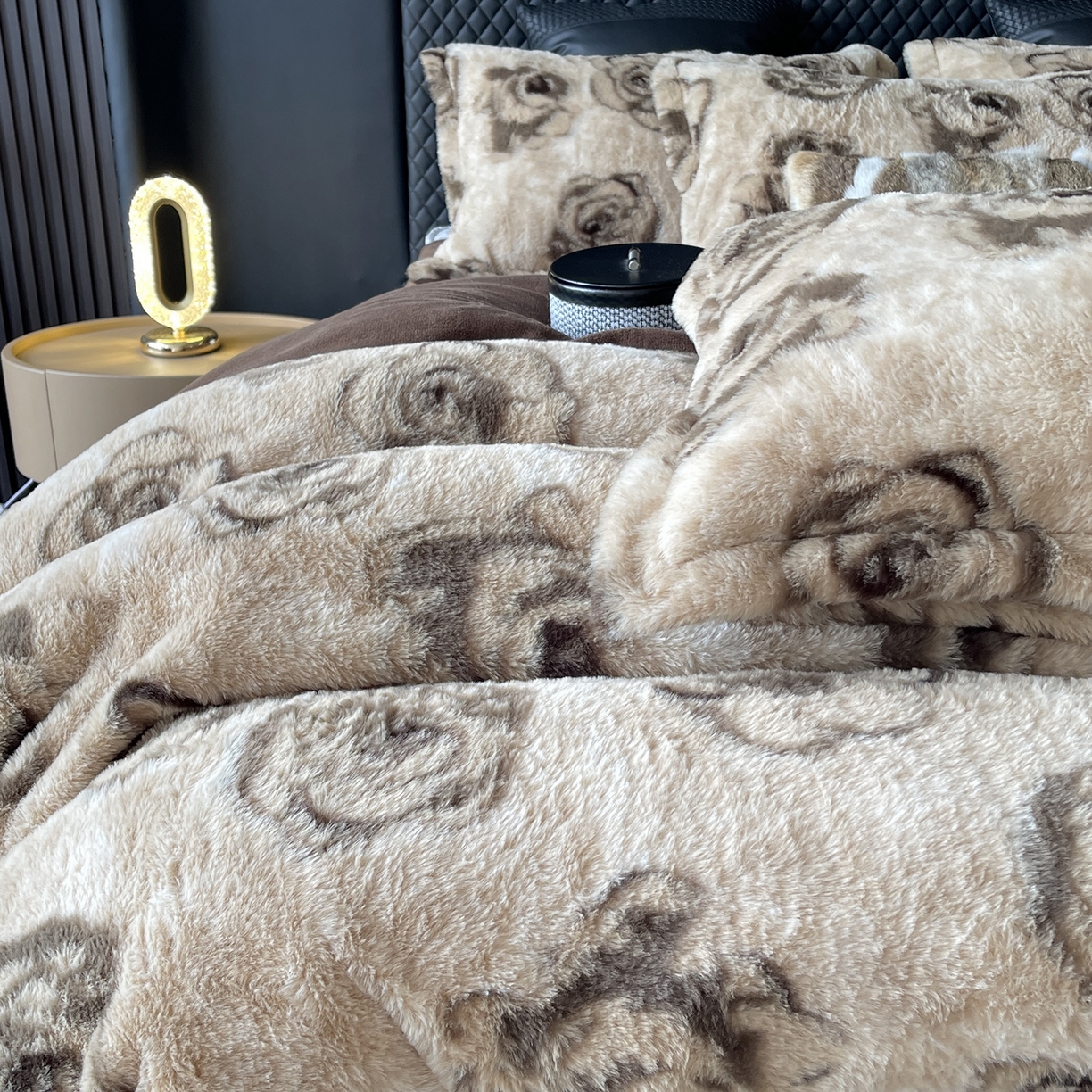 91家纺网 家纺一手货源 找家纺 莱豫家纺 2025新款秋冬加厚皮草级兔绒加牛奶绒四件套 玫瑰