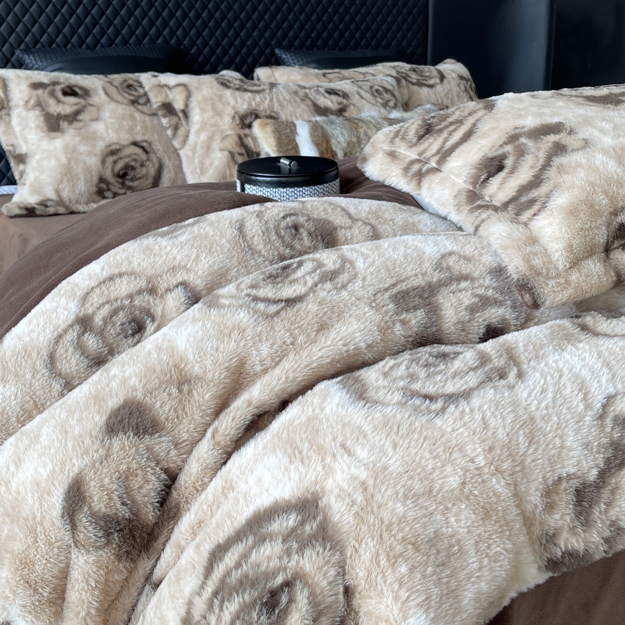 91家纺网 家纺一手货源 找家纺 莱豫家纺 2025新款秋冬加厚皮草级兔绒加牛奶绒四件套 玫瑰