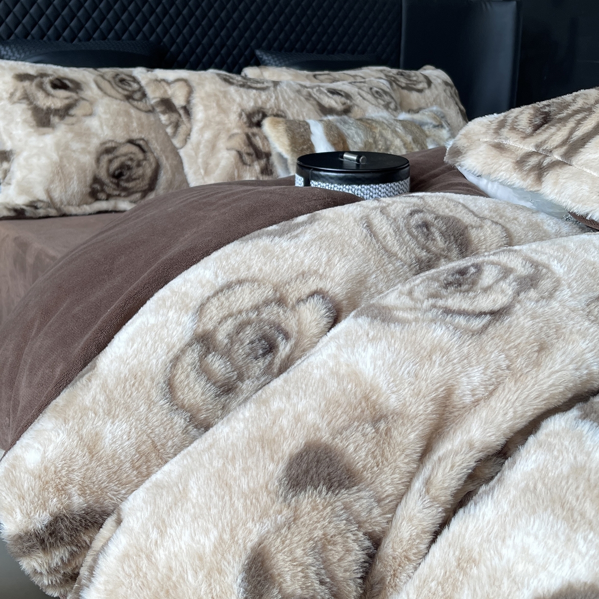 91家纺网 家纺一手货源 找家纺 莱豫家纺 2025新款秋冬加厚皮草级兔绒加牛奶绒四件套 玫瑰