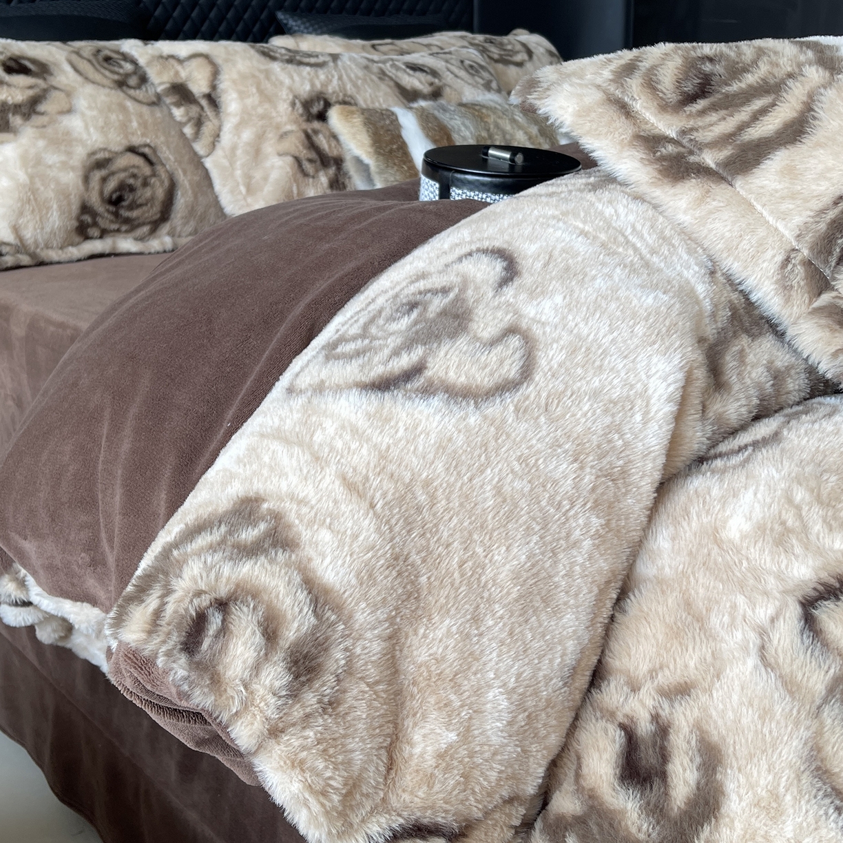 91家纺网 家纺一手货源 找家纺 莱豫家纺 2025新款秋冬加厚皮草级兔绒加牛奶绒四件套 玫瑰